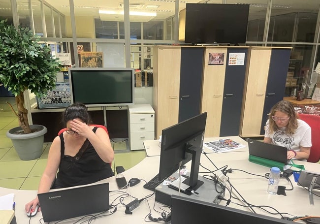 Las periodistas Natalia Reigadas y Rocío Romero en pleno sprint final al filo de la media noche.