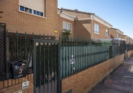 En la puerta de la vivienda se colocaron flores tras el asesinato de Belén Cortés.