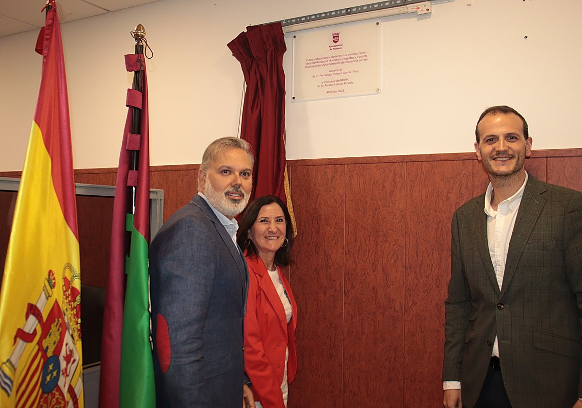 Fernando Pizarro y Álvaro Astasio, con Cristina Galapero, jefa del servicio de Recursos Humanos.