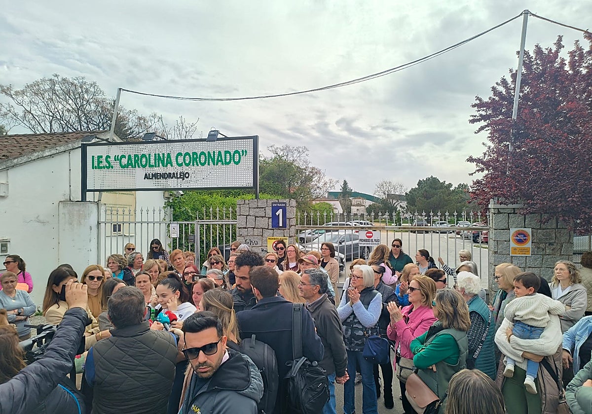 Concentración en apoyo del menor agredido en el instituto Carolina Coronado.