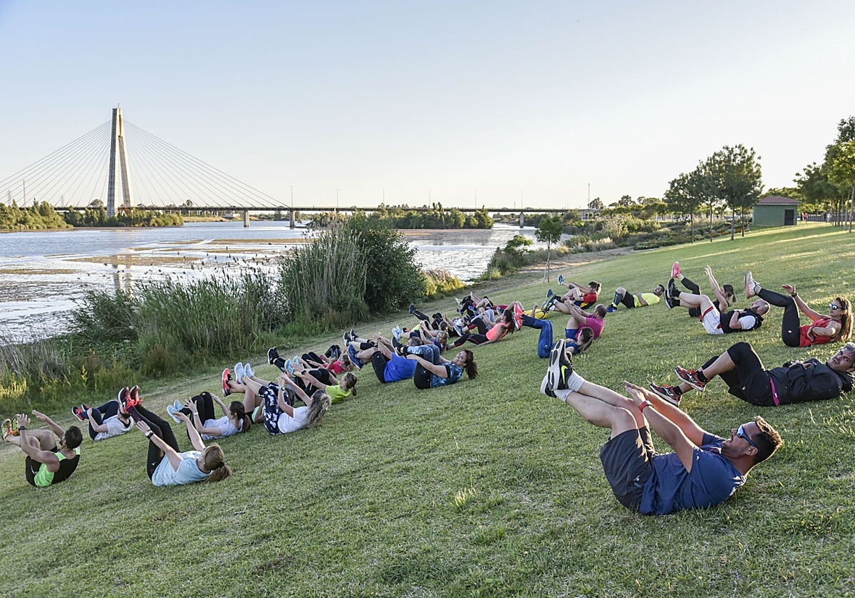 Un rupo de ciudadanos practica deporte en el parque del río Guadiana en Badajoz, en una foto de archivo.