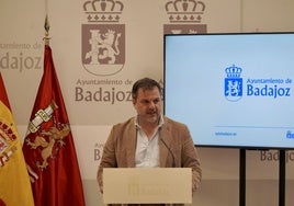 El concejal de Informática y Modernización, Javier Gijón, en rueda de prensa este jueves.