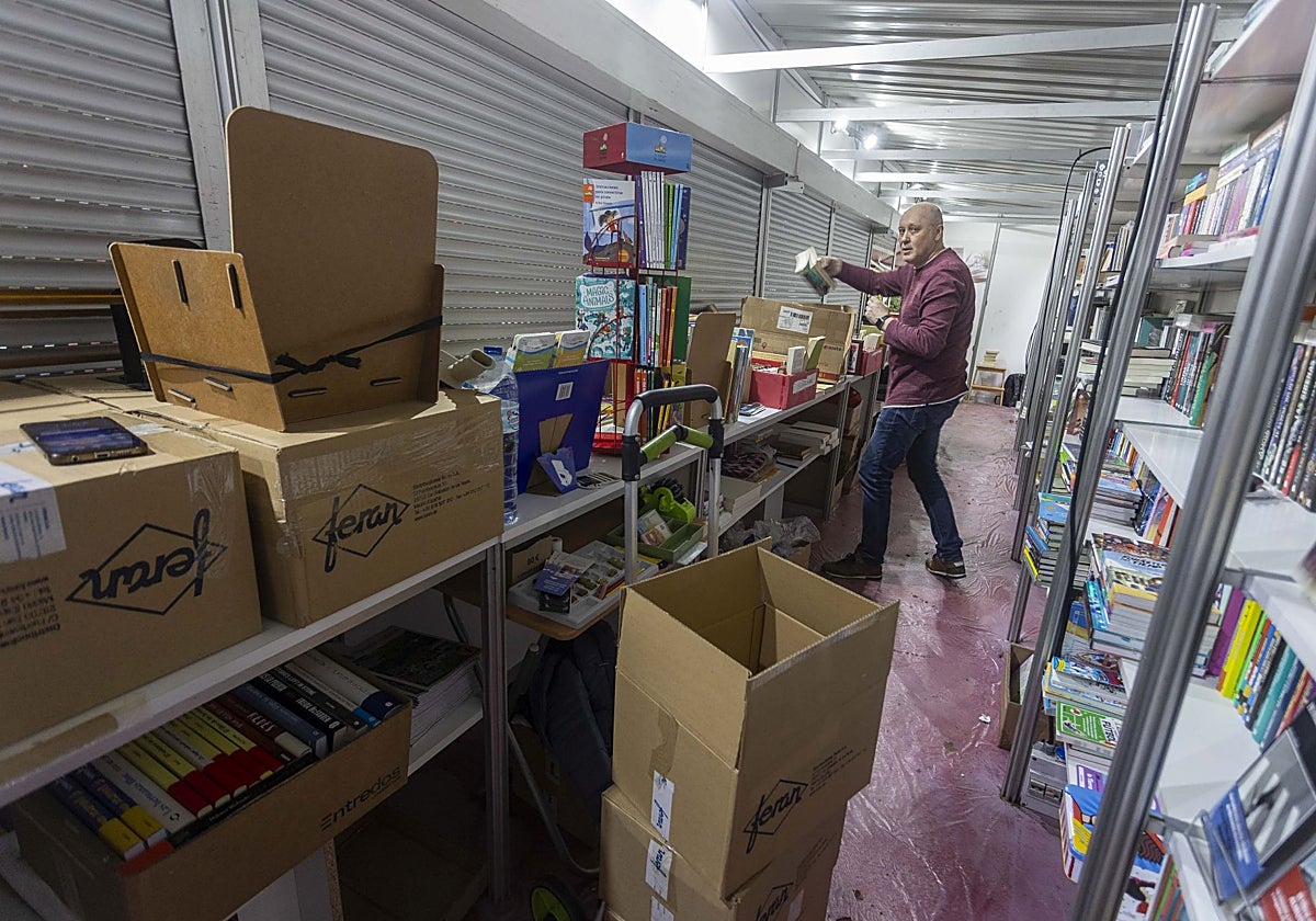 Antonio Sánchez, de El Buscón, esta mañana recogiendo su caseta de la Feria del Libro.