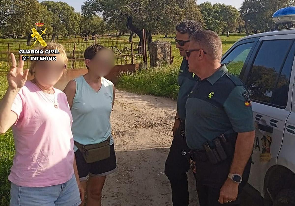 Dos de las peregrinas auxiliadas por la Guardia Civil junto a los agentes que las atendieron.