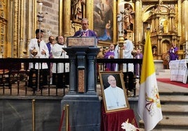 Un momento de la misa funeral, con la foto del Papa Francisco.