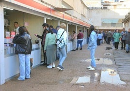 Los charcos no impidieron la visita del público al final de la tarde.