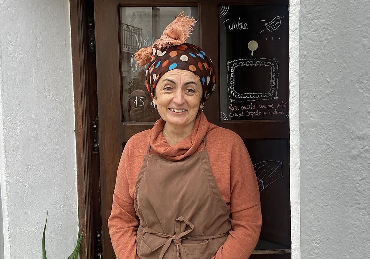 Remedios Carrasco en la puerta de su quesería.