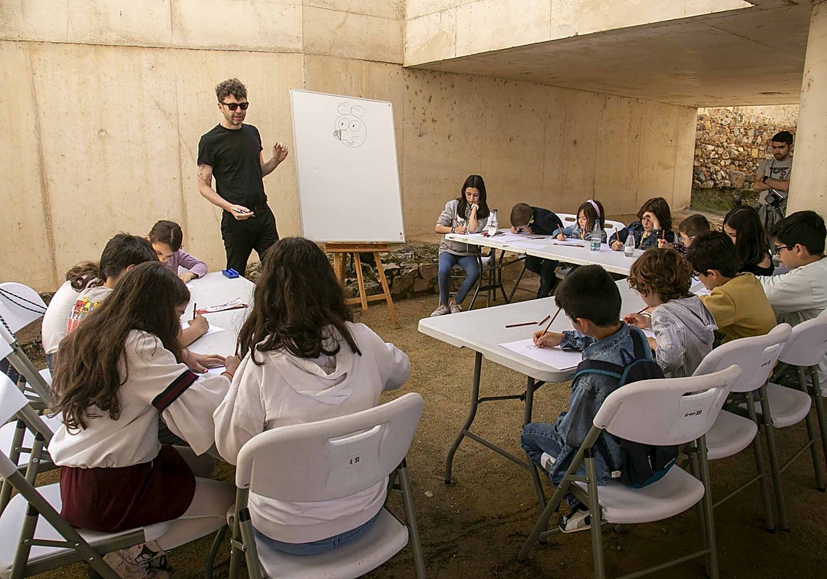 Fermín Solís en el taller de cómic que impartió para niños.