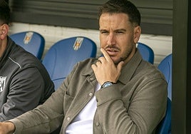 Sergi Guilló en el banquillo del Romano antes del choque ante el Sevilla Atlético.