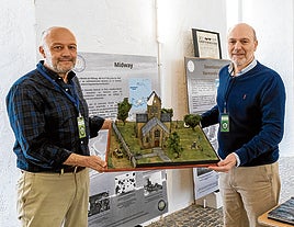 Catalayud y Rodríguez con la maqueta de Saint Mére.