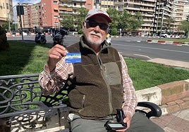 Porfirio Díaz, uno de los primeros beneficiarios del bus gratuito para mayores, muestra su tarjeta.