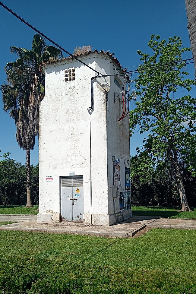 Torre de electricidad cuyo mantenimiento permitió la luz.
