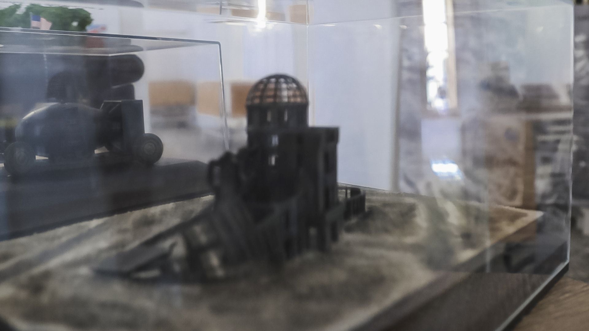 La asociación de modelistas de Badajoz recrea 307 maquetas bélicas