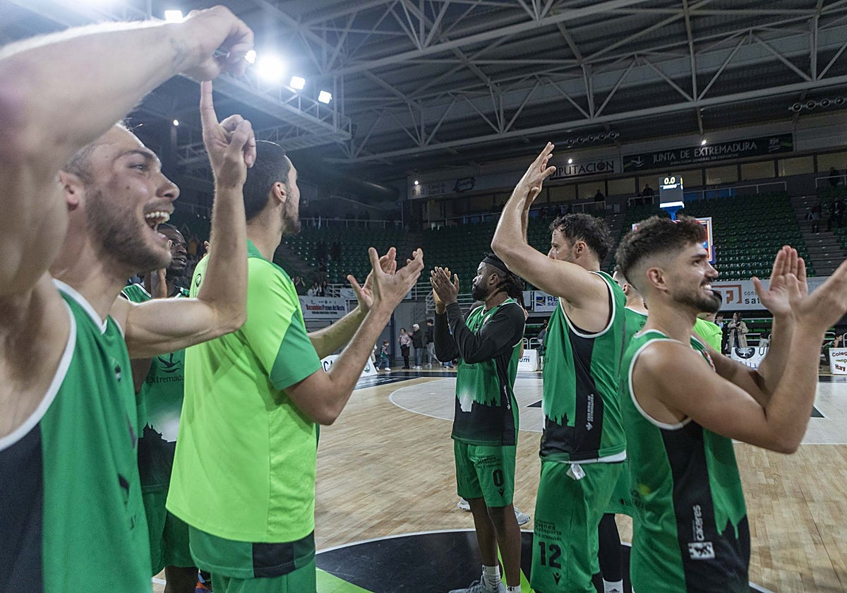 El Cáceres agradece el apoyo a sus aficionados tras vencer al Ponferrada en el Multiusos.