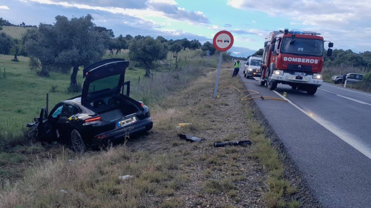 Fotos | Así han quedado los vehículos tras el accidente mortal en Plasencia