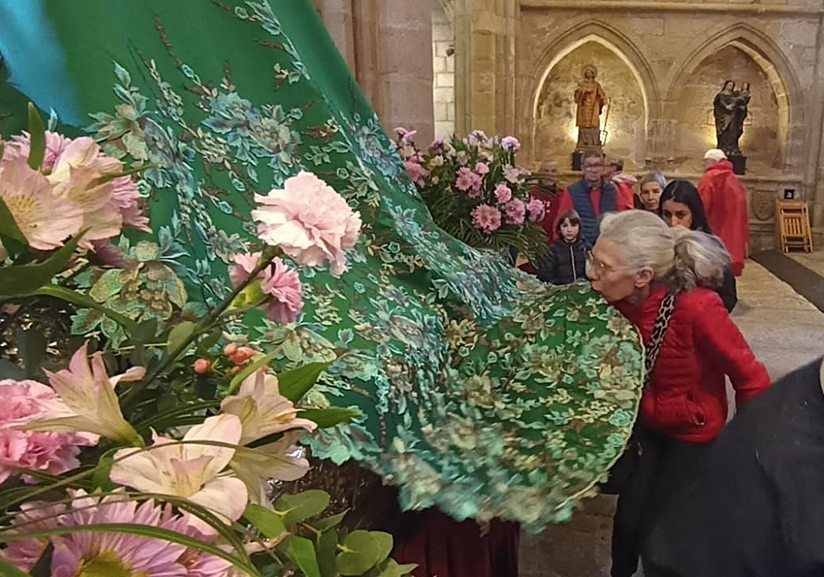 La concatedral de Coria-Cáceres volvió a llenarse de devoción en el besamanto.