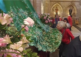 La concatedral de Coria-Cáceres volvió a llenarse de devoción en el besamanto.