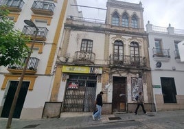 Edificio decorado con cariátides situado en la calle Puente.
