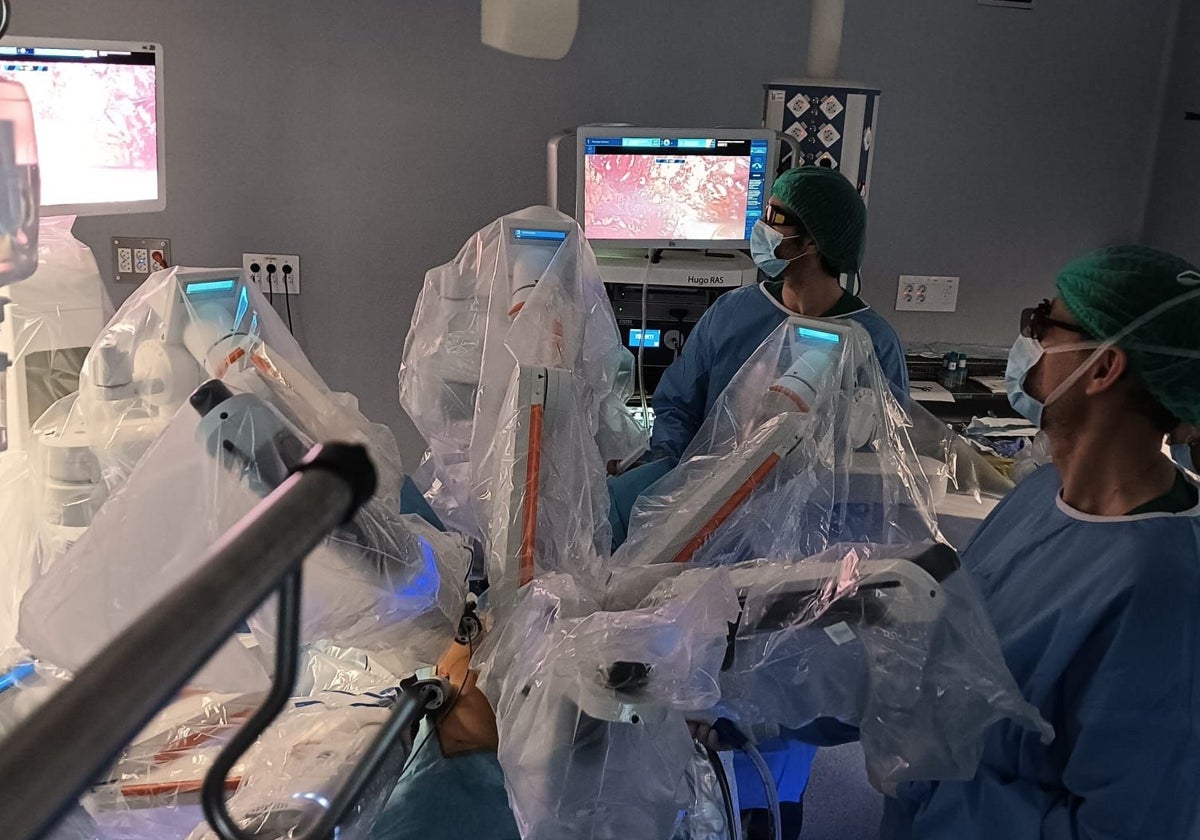 Operación realizada con la ayuda de robot quirúrgico.