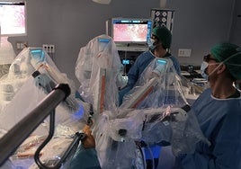 Operación realizada con la ayuda de robot quirúrgico.