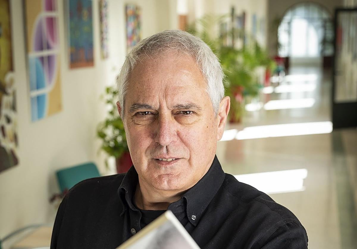 Jorge Márquez con su nueva novela.