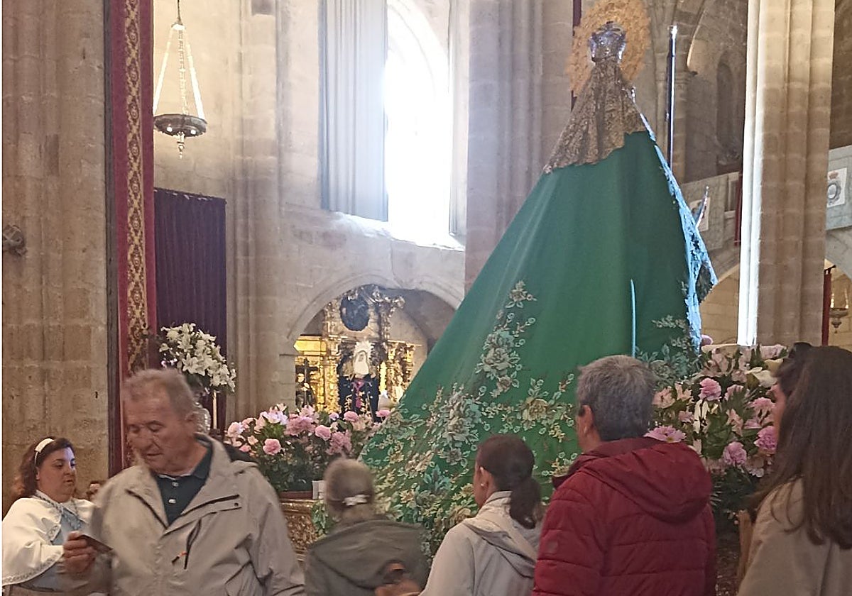 Devotos de la Virgen ayer en la concatedral de Coria-Cáceres.