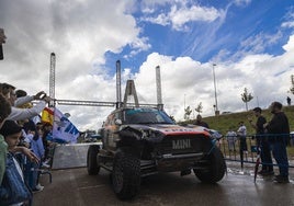 Joao Ferreira y su copiloto Filipe Palmeiro, ganadores de la Baja TT, a su llegada a Badajoz.