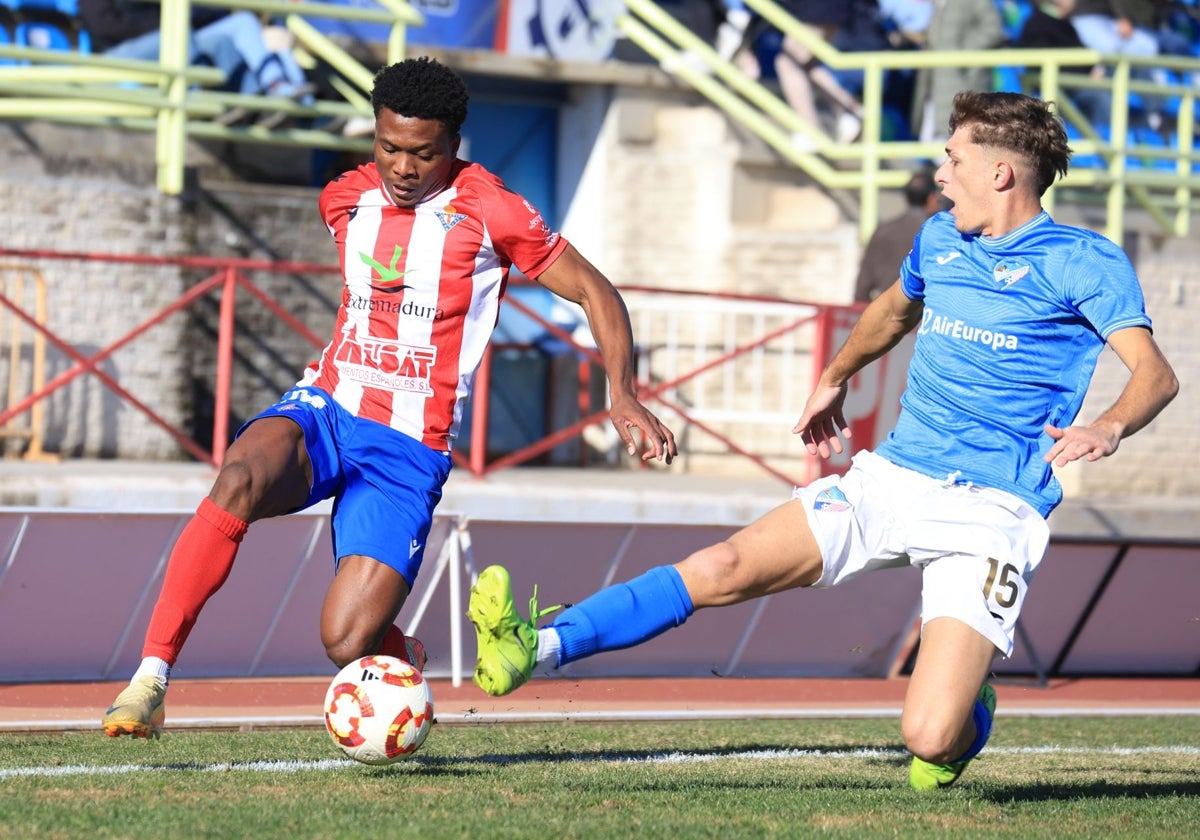 Emmanuel en una acción contra el Estepona en la primera vuelta.