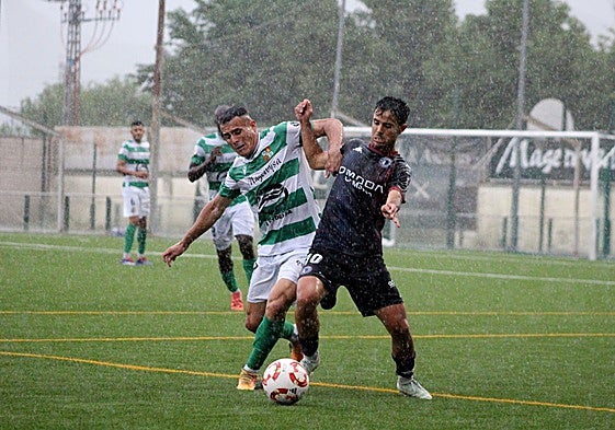 Robinho, que marcó dos goles, pugna con Fran Rosales.