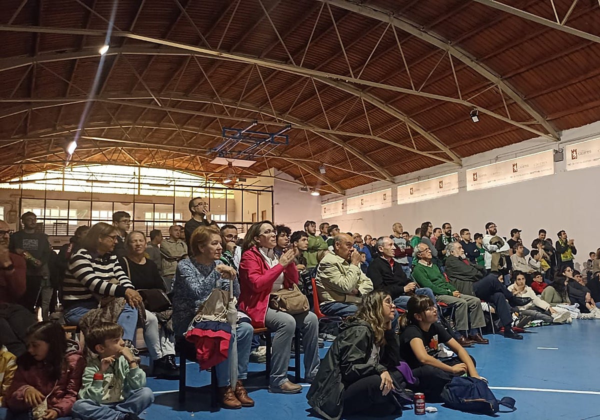 La afición verdinegra siguió el partido en el Serrano Macayo.