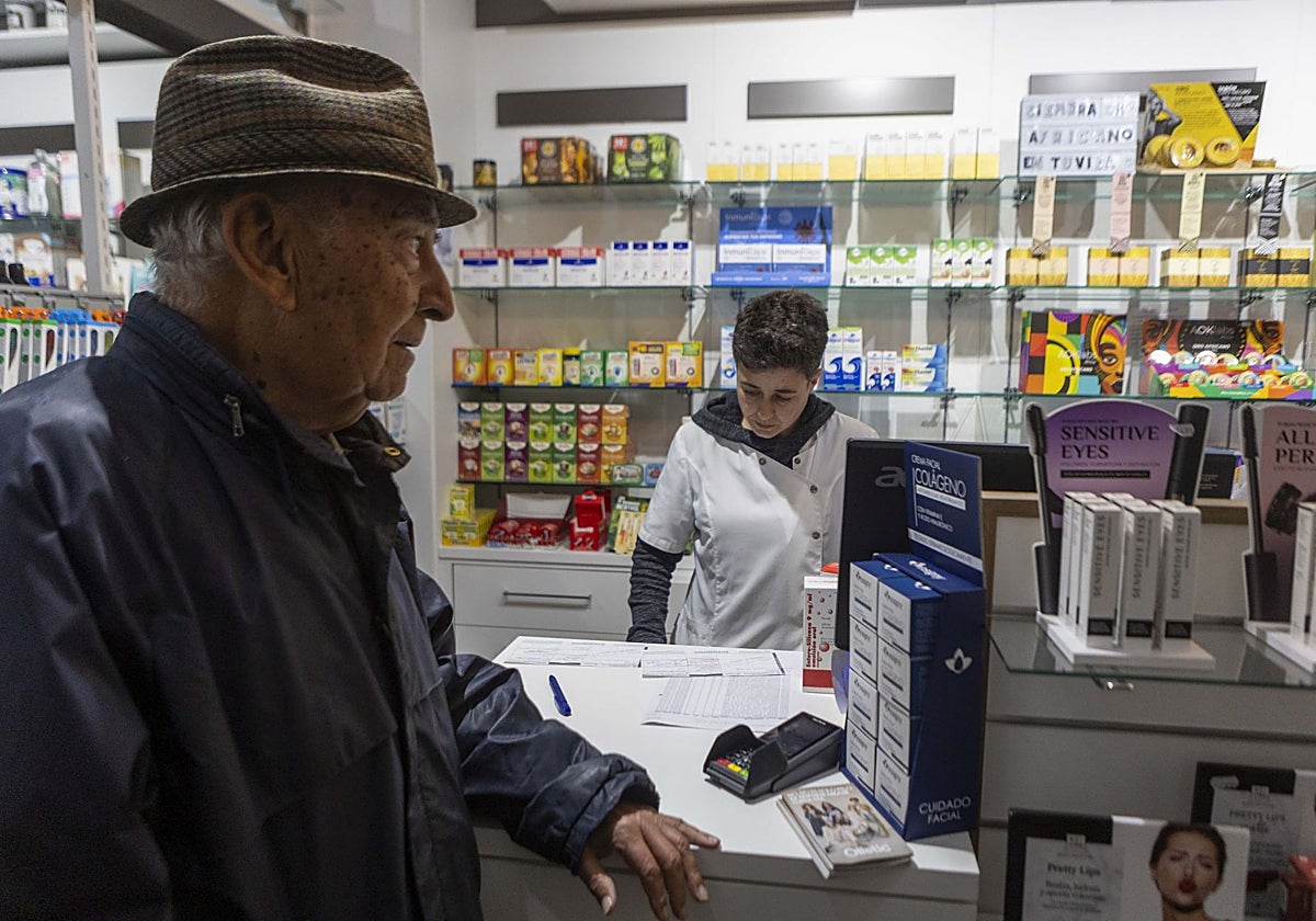 Un usuario de la farmacia Mateos González, la última en incorporarse a la apertura continuada de 12 horas.