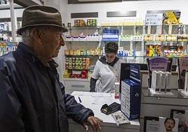 Un usuario de la farmacia Mateos González, la última en incorporarse a la apertura continuada de 12 horas.