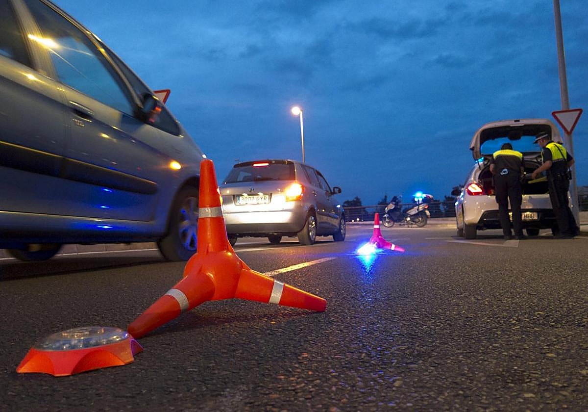 Imagen de archivo de un control realizado por la Policía Local en Badajoz.