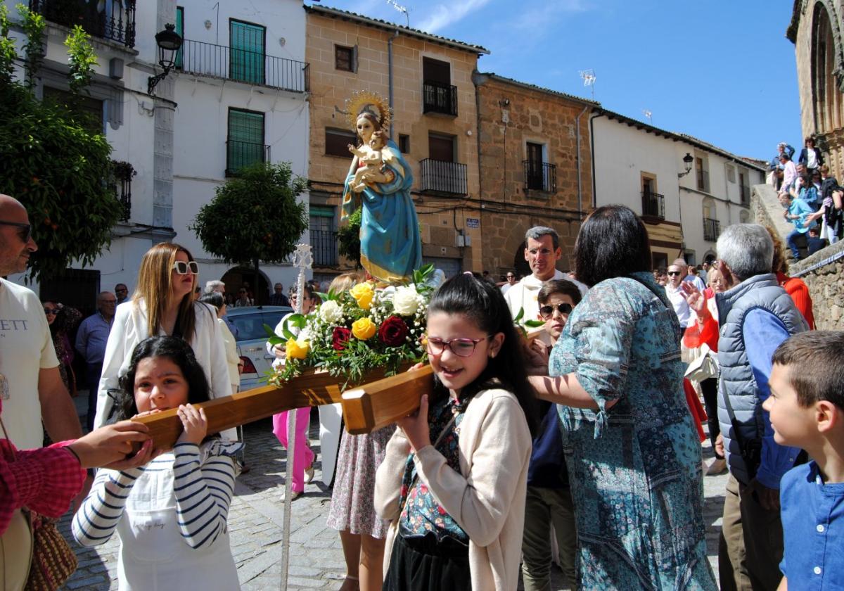 Los niños lucen el estandarte de la Virgen del Salobrar en Jaraíz de la Vera