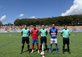 Foto de los capitanes con el trío arbitral antes del Estepona-Don Benito.