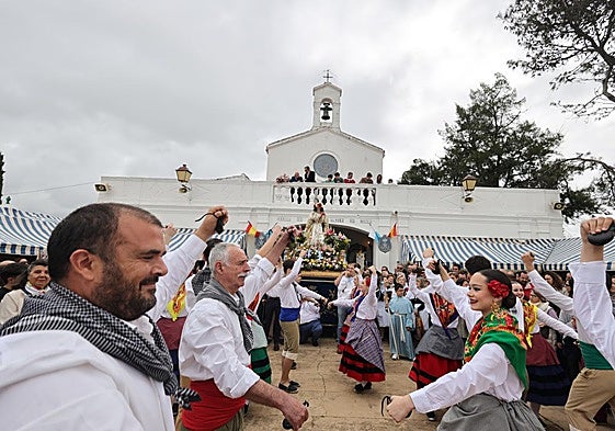 Bótoa celebra su romería asomándose a la puerta debido a la lluvia