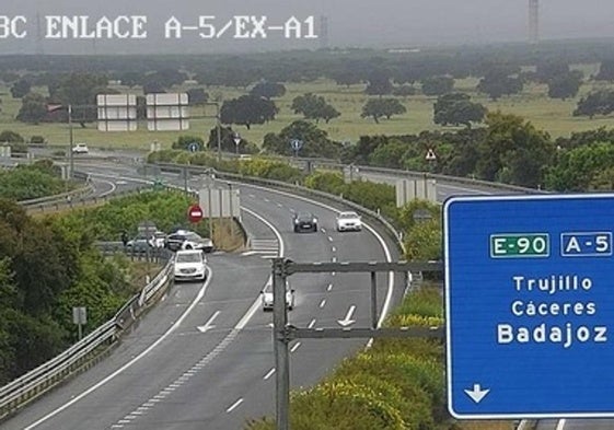 Imagen del coche que se ha chocado con la bionda a la entrada de la A-5 en Navalmoral.