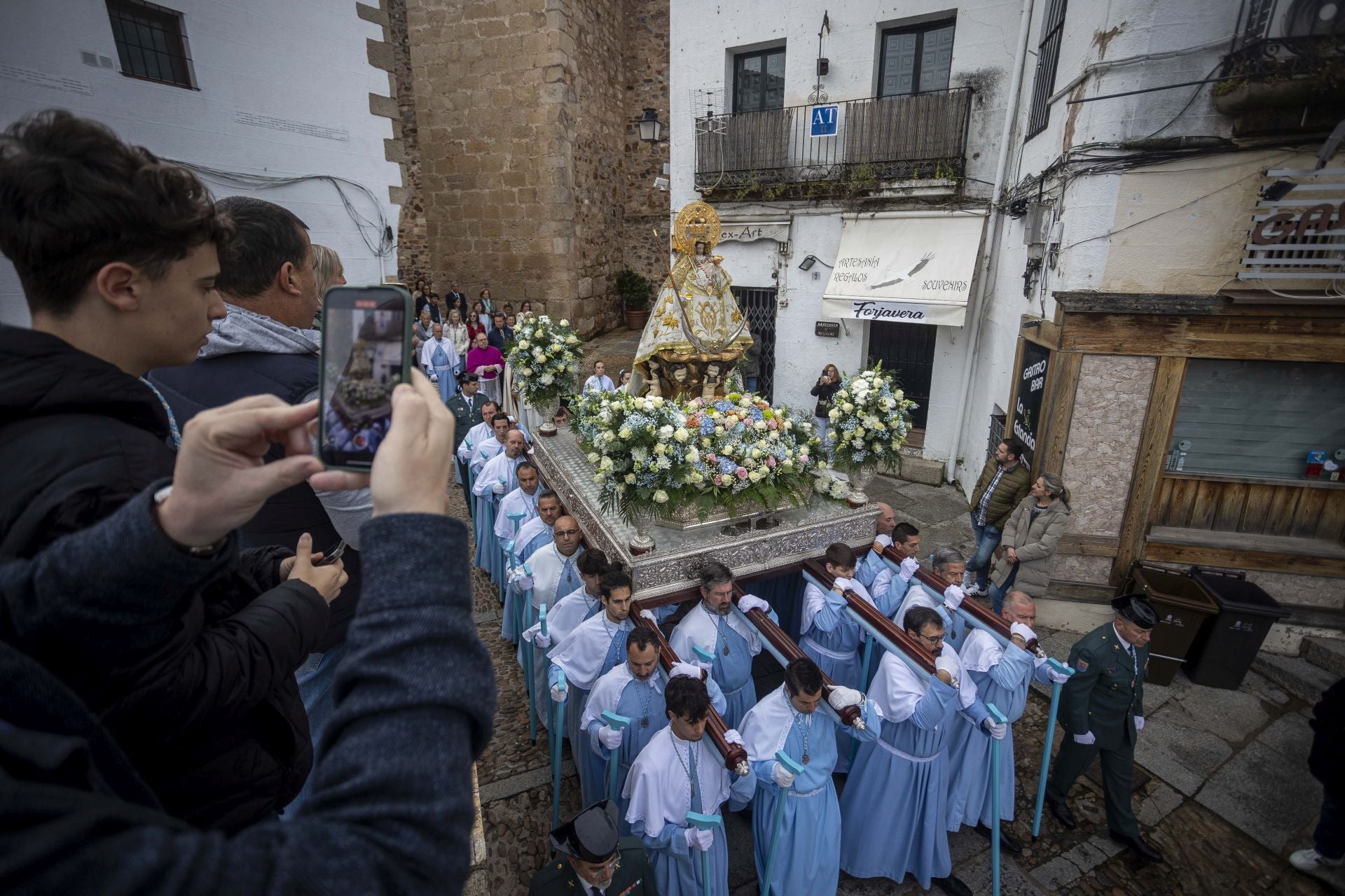 El regreso de la patrona de Cáceres a su santuario, en imágenes