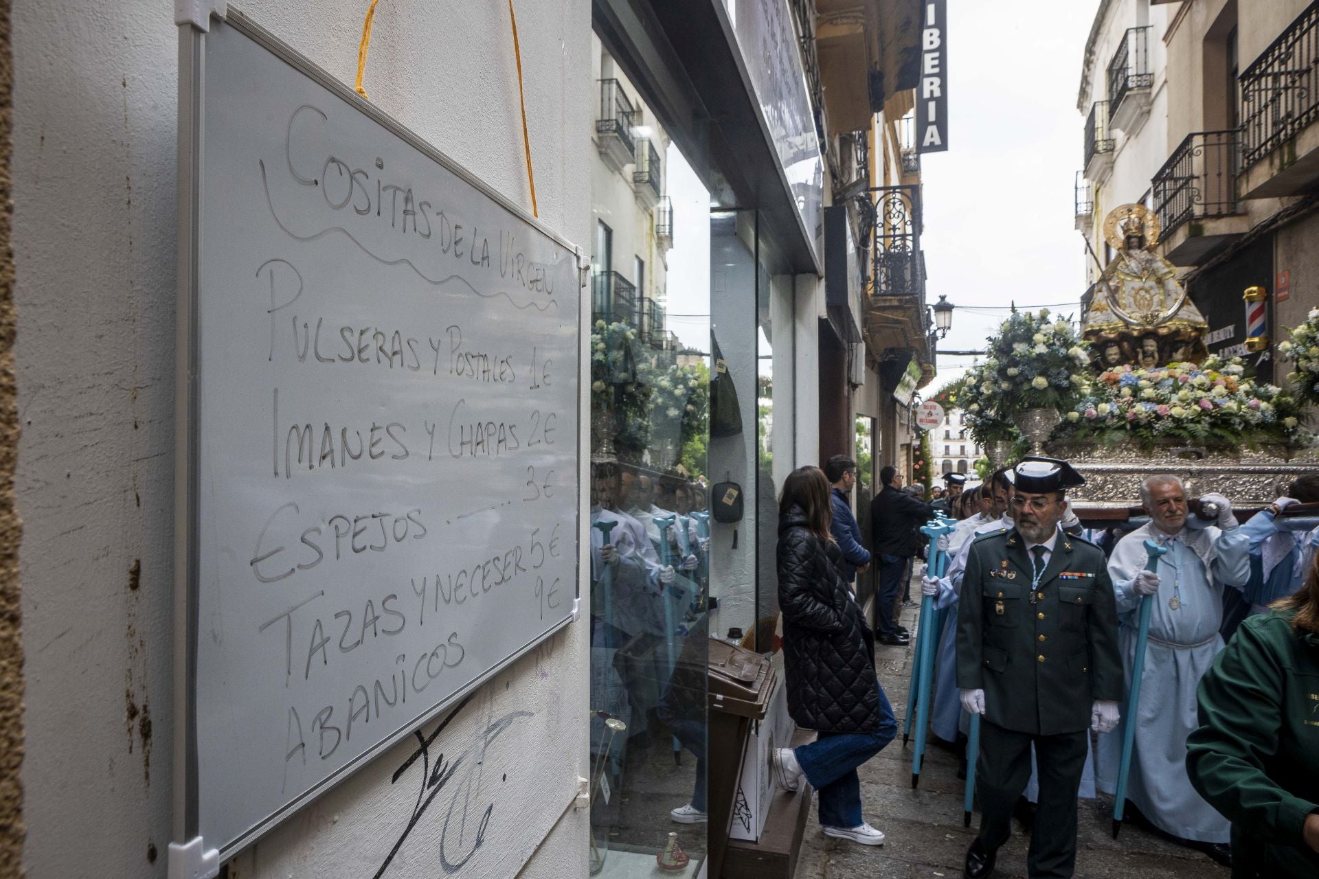 El regreso de la patrona de Cáceres a su santuario, en imágenes