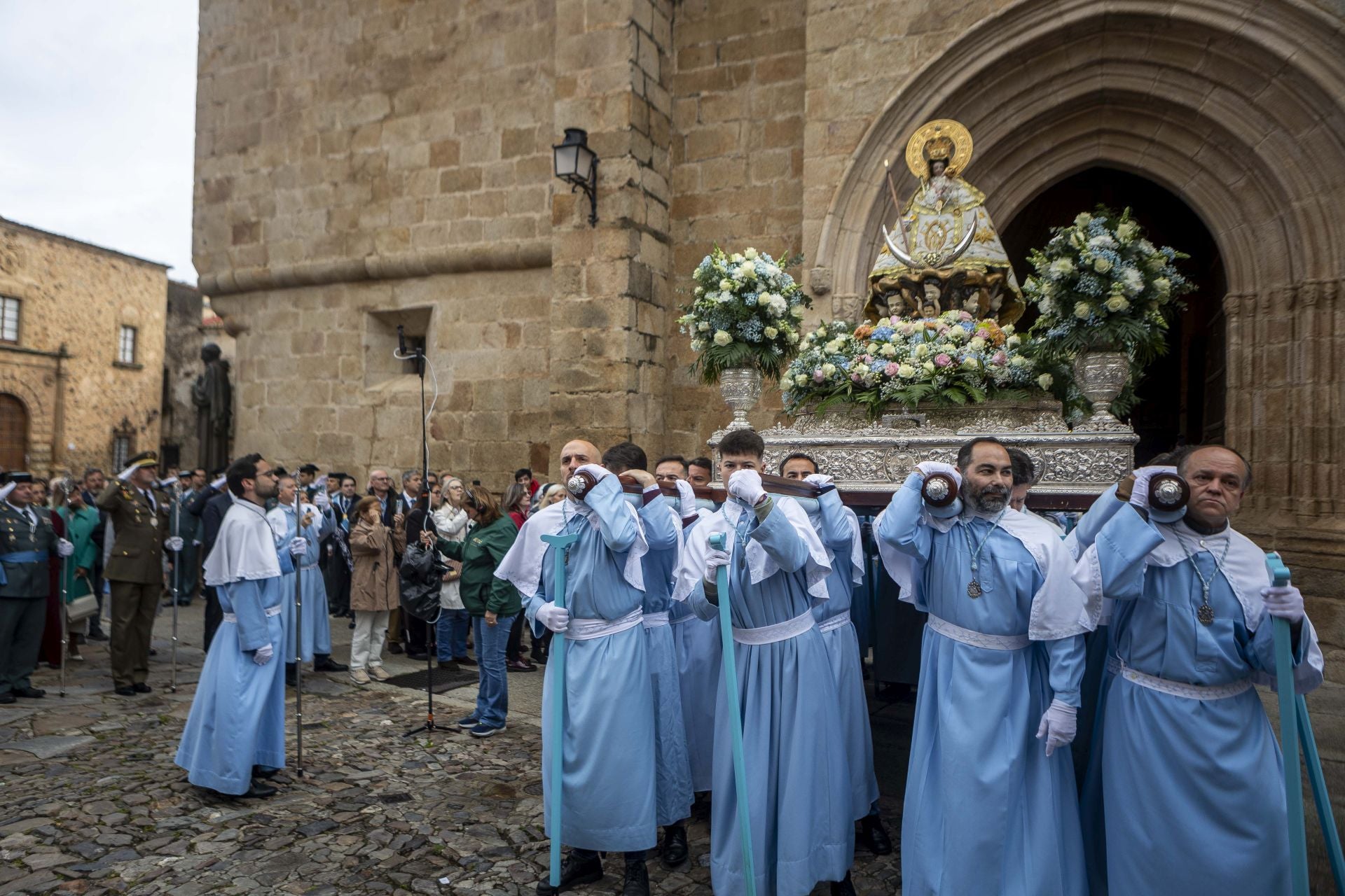 El regreso de la patrona de Cáceres a su santuario, en imágenes