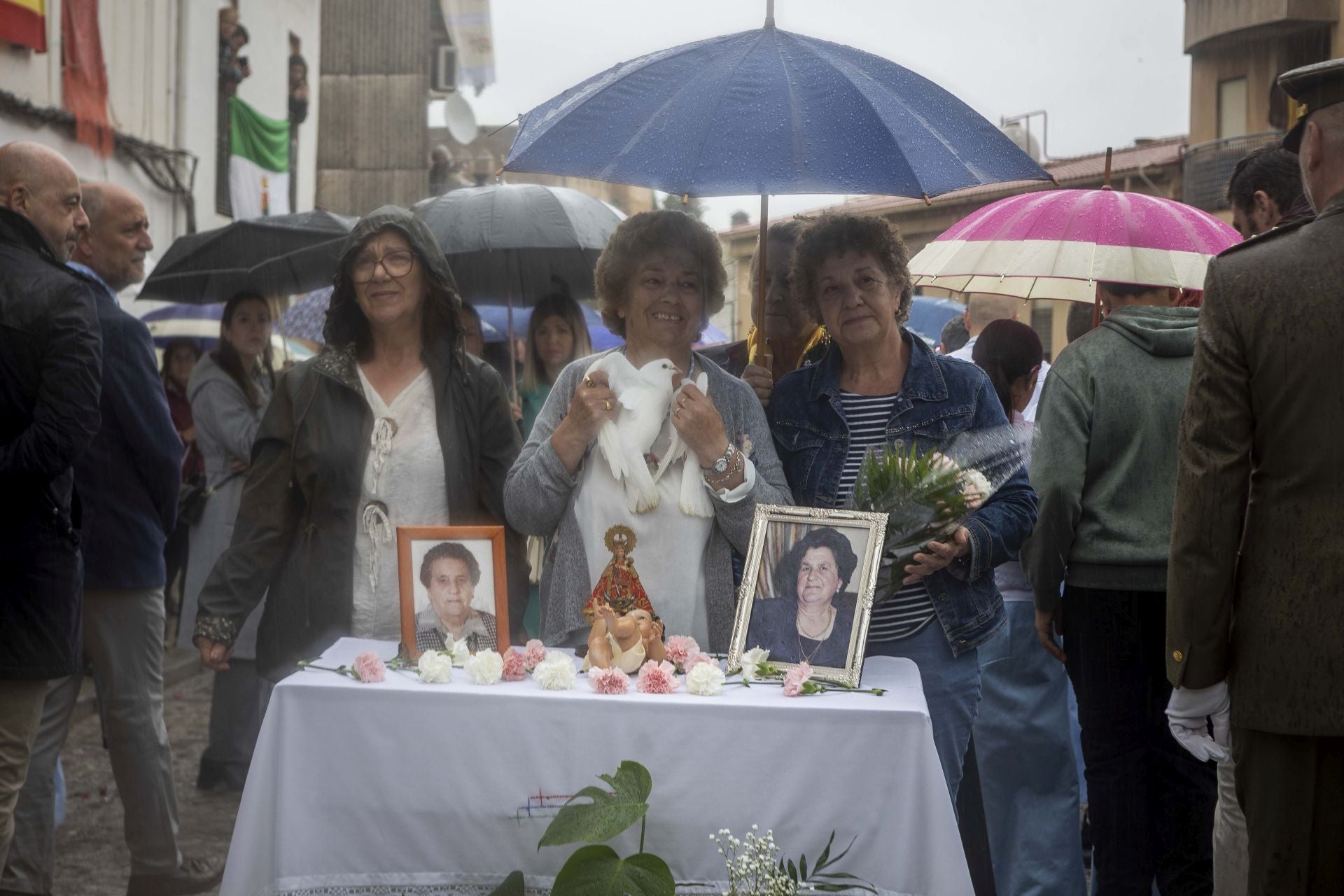 El regreso de la patrona de Cáceres a su santuario, en imágenes