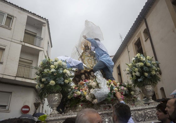 La imagen de la Virgen de la Montaña tuvo que ser tapada con un plástico al final de la calle Fuente Nueva.