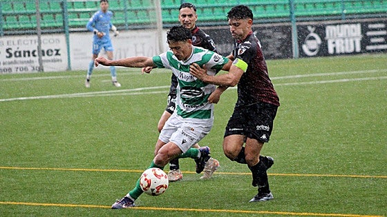 El Azuaga se aferra a la segunda plaza con una goleada