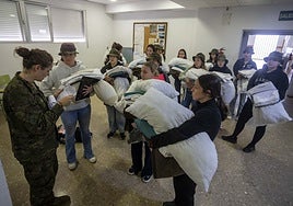Llegada de nuevas alumnas a la compañía Inés Suárez del Cefot de Cáceres, pabellón reservado exclusivamente para chicas.