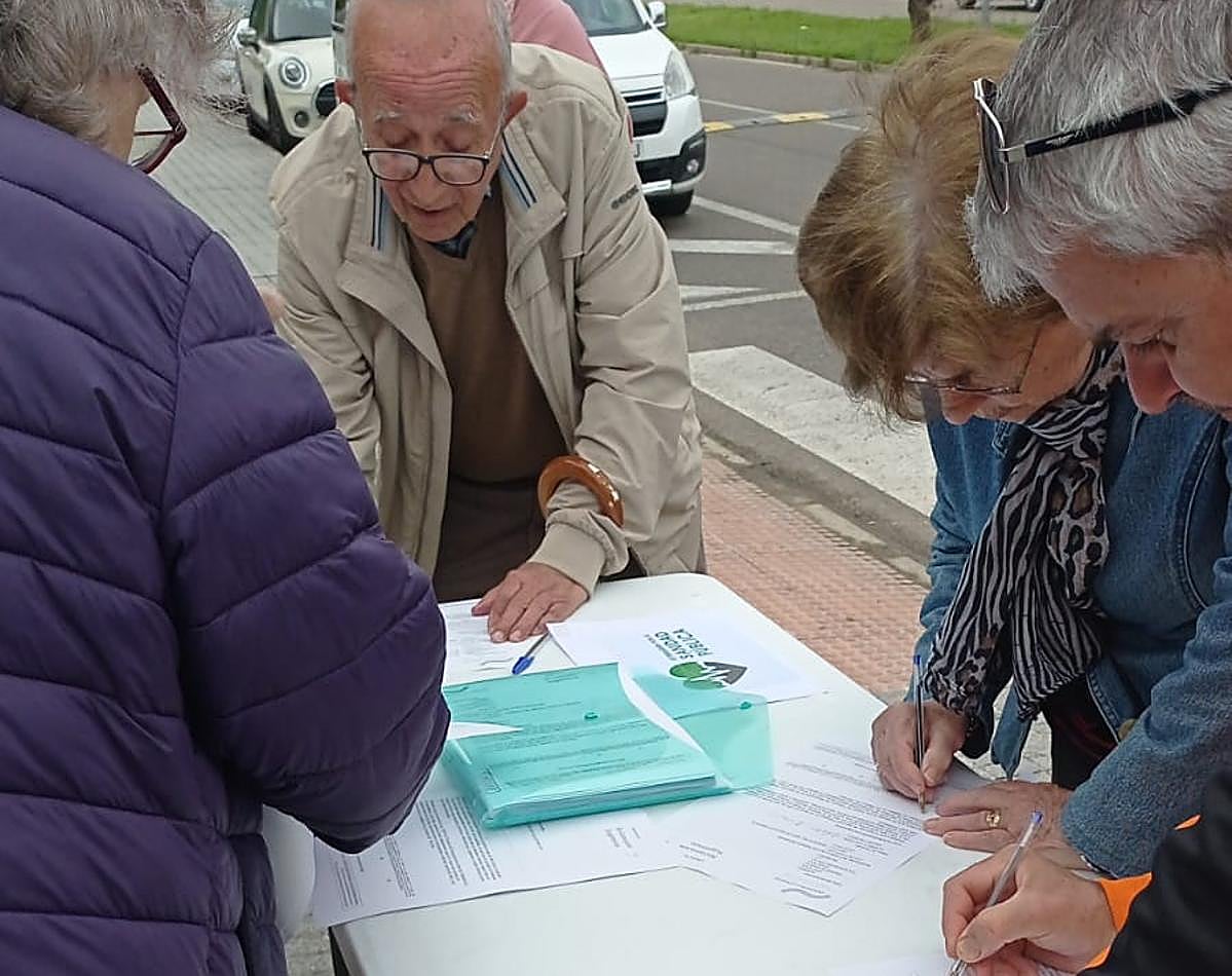 El centro de salud de Suerte de Saavedra recoge firmas para tener pediatra