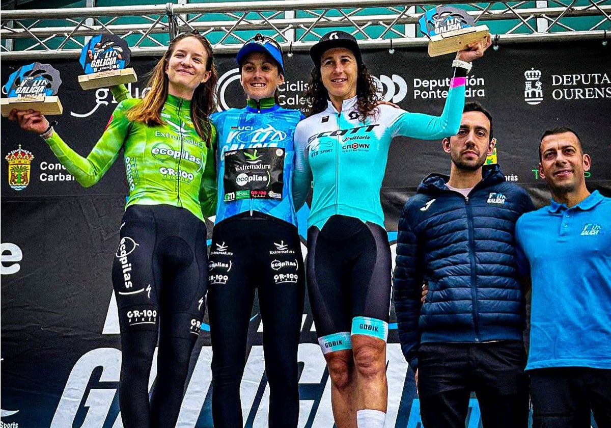 Natalia Fisher y María Reyes Murillo, en el podio final de la Volta a Galicia.
