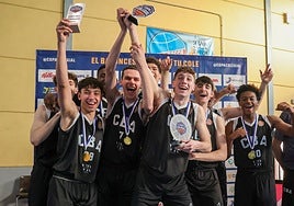 El Maristas Badajoz CBA celebra el triunfo en la Copa Colegial.