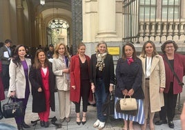 Sara García Espada, primera por la izquierda, junto a otras consejeras del PP antes de la sectorial.