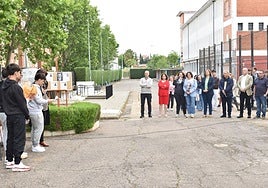 Los estudiantes del Emérita leen el homenaje junto a la placa y el reloj de arena en recuerdo.