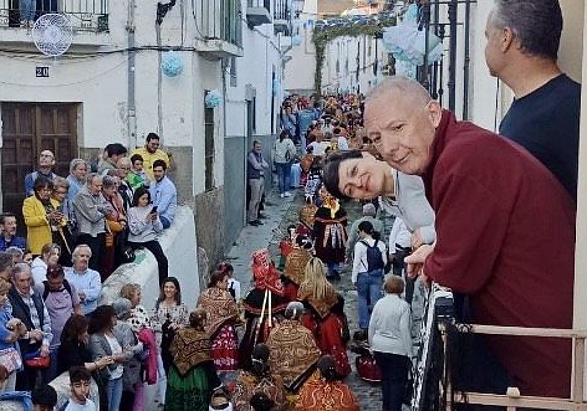 Byron Orme, asomado al balcón de su casa de la calle Caleros durante la bajada de la Virgen de la Montaña.